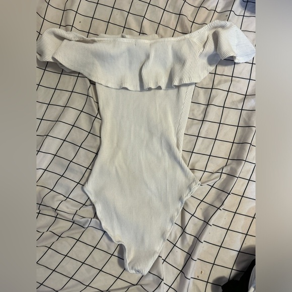 Ardene Off-Shoulder Ribbed Bodysuit Top in White, Size Women’s Medium - Picture 3 of 4